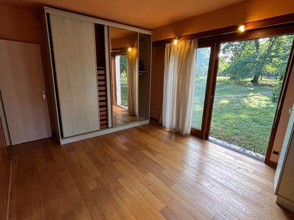 Villa dans parc arboré