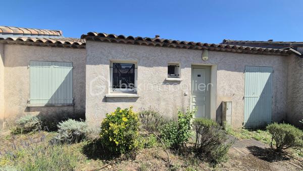 Au sein d'une résidence de tourisme sécurisée, cette maisonnette de 43 m² de type 3 composée d'une belle pièce de vie donnant sur une terrasse couverte, une cuisine ouverte équipée, 2 chambres, une salle de bain ainsi qu'un WC indépendant.
Libre de toute occupation.
La résidence bénéficie d'une piscine extérieure chauffée, bassin pour enfants, mini-golf, aire de jeux, tennis de table, terrain de pétanque, de beach-volley, etc. 
Située à proximité des plages de St Raphaël, St Aygulf, des Issambres ou de Fréjus, ce bien sera idéal pour un placement de qualité. A SAISIR !
Travaux de réhabilitation à prévoir.