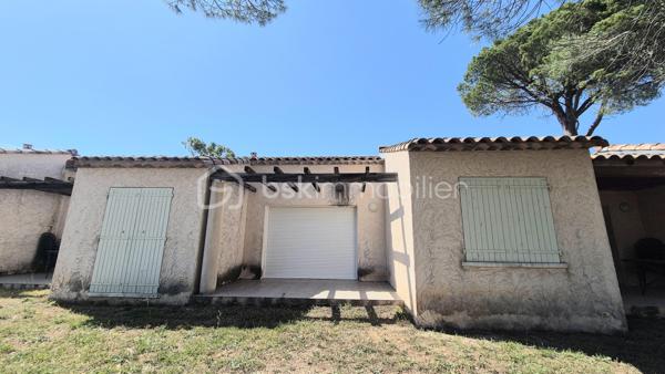 Au sein d'une résidence de tourisme sécurisée, cette maisonnette de 43 m² de type 3 composée d'une belle pièce de vie donnant sur une terrasse couverte, une cuisine ouverte équipée, 2 chambres, une salle de bain ainsi qu'un WC indépendant.
Libre de toute occupation.
La résidence bénéficie d'une piscine extérieure chauffée, bassin pour enfants, mini-golf, aire de jeux, tennis de table, terrain de pétanque, de beach-volley, etc. 
Située à proximité des plages de St Raphaël, St Aygulf, des Issambres ou de Fréjus, ce bien sera idéal pour un placement de qualité. A SAISIR !
Travaux de réhabilitation à prévoir.