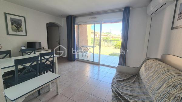 Au sein d'une résidence de tourisme sécurisée, cette maisonnette de 43 m² de type 3 composée d'une belle pièce de vie donnant sur une terrasse couverte, une cuisine ouverte équipée, 2 chambres, une salle de bain ainsi qu'un WC indépendant.
Libre de toute occupation.
La résidence bénéficie d'une piscine extérieure chauffée, bassin pour enfants, mini-golf, aire de jeux, tennis de table, terrain de pétanque, de beach-volley, etc. 
Située à proximité des plages de St Raphaël, St Aygulf, des Issambres ou de Fréjus, ce bien sera idéal pour un placement de qualité. A SAISIR !
Travaux de réhabilitation à prévoir.