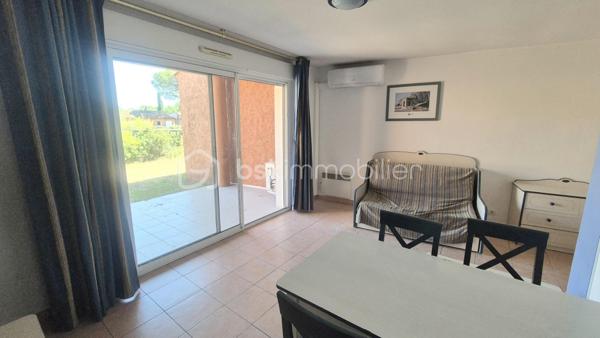 Au sein d'une résidence de tourisme sécurisée, cette maisonnette de 43 m² de type 3 composée d'une belle pièce de vie donnant sur une terrasse couverte, une cuisine ouverte équipée, 2 chambres, une salle de bain ainsi qu'un WC indépendant.
Libre de toute occupation.
La résidence bénéficie d'une piscine extérieure chauffée, bassin pour enfants, mini-golf, aire de jeux, tennis de table, terrain de pétanque, de beach-volley, etc. 
Située à proximité des plages de St Raphaël, St Aygulf, des Issambres ou de Fréjus, ce bien sera idéal pour un placement de qualité. A SAISIR !
Travaux de réhabilitation à prévoir.