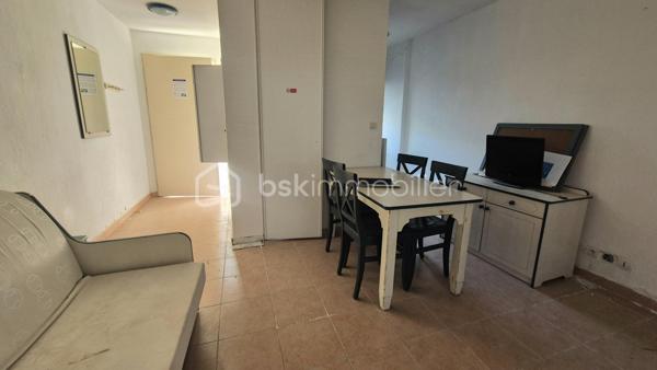 Au sein d'une résidence de tourisme sécurisée, cette maisonnette de 43 m² de type 3 composée d'une belle pièce de vie donnant sur une terrasse couverte, une cuisine ouverte équipée, 2 chambres, une salle de bain ainsi qu'un WC indépendant.
Libre de toute occupation.
La résidence bénéficie d'une piscine extérieure chauffée, bassin pour enfants, mini-golf, aire de jeux, tennis de table, terrain de pétanque, de beach-volley, etc. 
Située à proximité des plages de St Raphaël, St Aygulf, des Issambres ou de Fréjus, ce bien sera idéal pour un placement de qualité. A SAISIR !
Travaux de réhabilitation à prévoir.