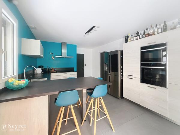 Coup de coeur assuré pour cette maison familiale située sur les hauteurs de Vernaison à la limite de Charly,