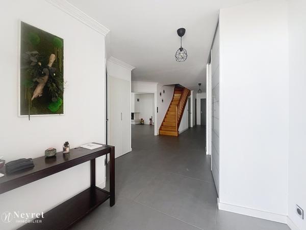 Coup de coeur assuré pour cette maison familiale située sur les hauteurs de Vernaison à la limite de Charly,