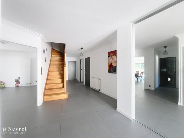 Coup de coeur assuré pour cette maison familiale située sur les hauteurs de Vernaison à la limite de Charly,