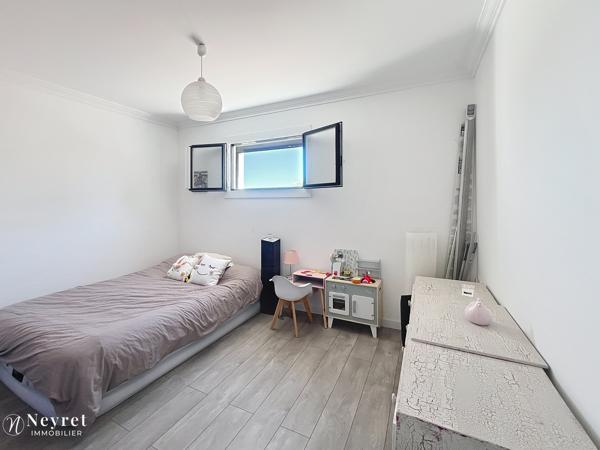 Coup de coeur assuré pour cette maison familiale située sur les hauteurs de Vernaison à la limite de Charly,
