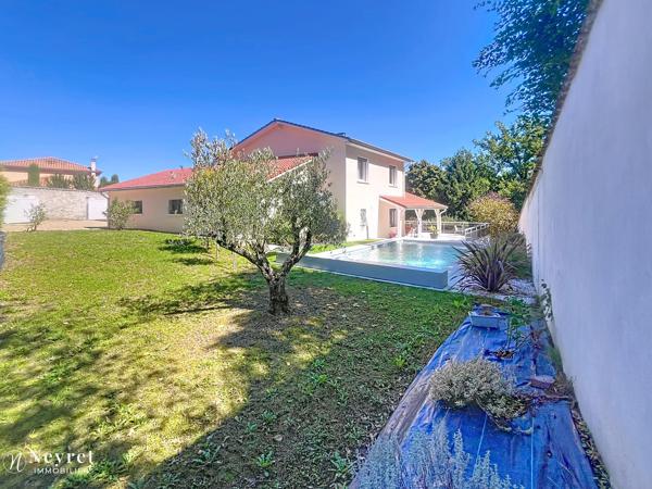 Coup de coeur assuré pour cette maison familiale située sur les hauteurs de Vernaison à la limite de Charly,