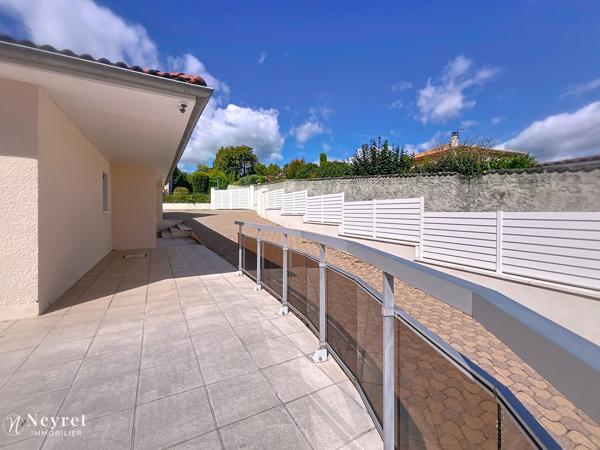 Coup de coeur assuré pour cette maison familiale située sur les hauteurs de Vernaison à la limite de Charly,