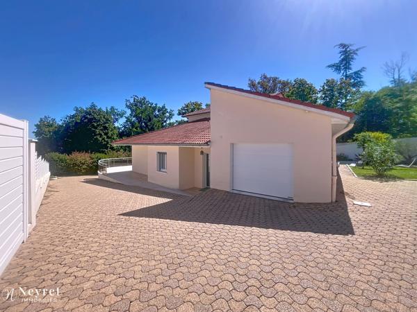 Coup de coeur assuré pour cette maison familiale située sur les hauteurs de Vernaison à la limite de Charly,