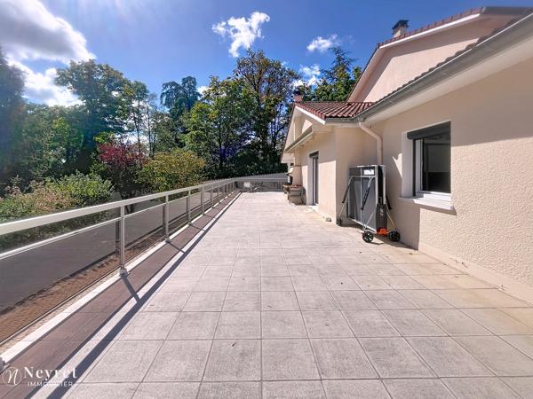 Coup de coeur assuré pour cette maison familiale située sur les hauteurs de Vernaison à la limite de Charly,