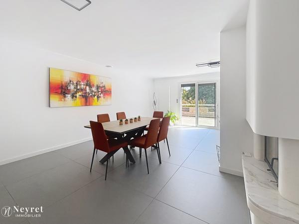 Coup de coeur assuré pour cette maison familiale située sur les hauteurs de Vernaison à la limite de Charly,