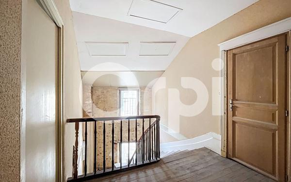 Immeuble à vendre    7 pièces • 236,07 m2 Montignac