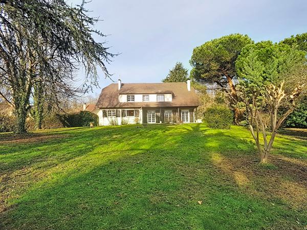 A vendre BILLERE Maison de 245 m² avec 7 chambres et grand garage en sous-sol sur un terrain de 2909 m²