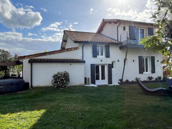 Maison à vendre à Coutras (33230) en Gironde (33), dans un environnement calme et recherché à q...