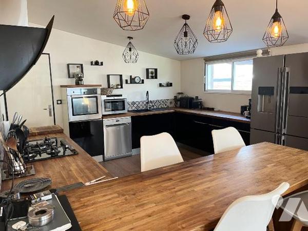 Maison à vendre à Coutras (33230) en Gironde (33), dans un environnement calme et recherché à q...