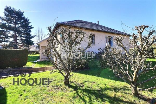 Bourg tous commerces à pied et écoles.