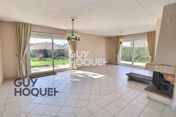 Bourg tous commerces à pied et écoles.