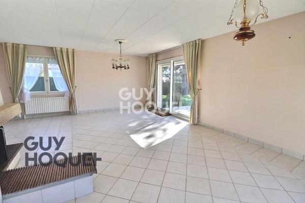 Bourg tous commerces à pied et écoles.