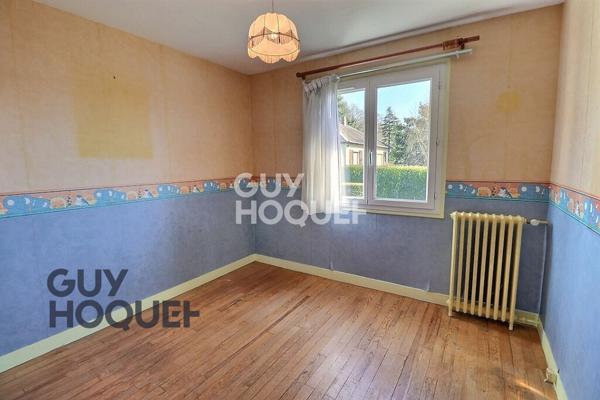 Bourg tous commerces à pied et écoles.