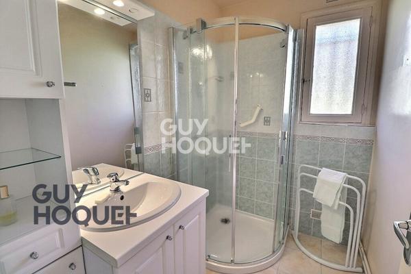 Bourg tous commerces à pied et écoles.