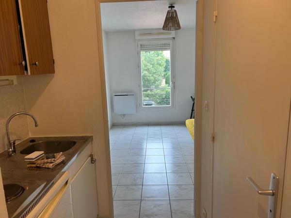 Aix-en-Provence (13090) A Louer - Studio avec place de parking privée