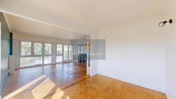 Vente                                                      Appartement
                        
                     5 pièces                      90 m2                     à Le Pecq