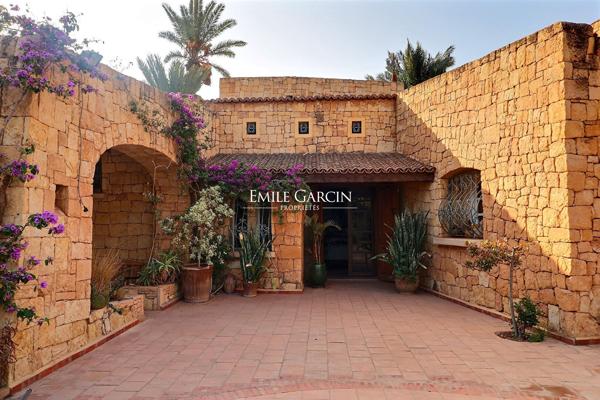À vendre villa sur la route de Fès à Marrakech