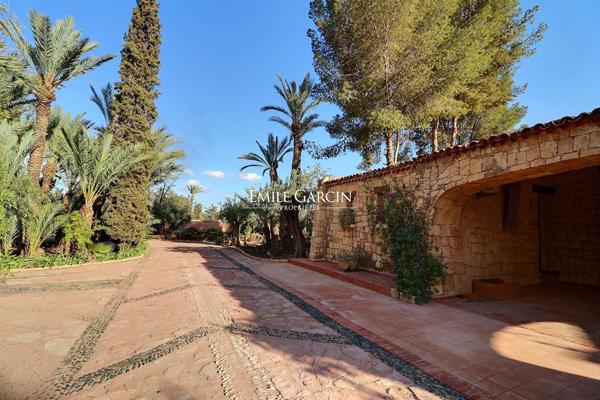 À vendre villa sur la route de Fès à Marrakech