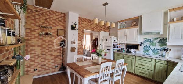 Dax – À deux pas de toutes les commodités, dans un environnement résidentiel paisible et calme, venez découvrir cette charmante maison de plain-pied de 94 m² entièrement rénovée, édifiée sur un terrain plat, clos et arboré de 638 m².

- Les atouts de cette maison :
Entièrement rénovée avec goût,  elle se compose : 
D'une spacieuse pièce de vie lumineuse avec cheminée à insert, 
Une cuisine semi ouverte, aménagée et équipée, prête à accueillir vos repas en famille, 
Trois chambres confortables,
Une salle de bain, 
Un WC séparé.
Un sous-sol complet de 94 m², offrant de nombreuses possibilités : atelier, rangement, stationnement…
Véranda de 11 m² avec vue sur le jardin arrière, idéale pour profiter du soleil toute l’année 
Dépendance de 25 m² aménagée en cuisine d’été +  garage supplémentaire.

- Côté confort :
Chaudière gaz à condensation récente (3 ans)
2 panneaux solaires pour la production d’eau chaude sanitaire en été
Climatisation réversible dans la pièce de vie (installée en 2015)
Bonne isolation thermique
Construction de qualité datant de 1978

- Un extérieur parfaitement entretenu, calme, verdoyant, et sans vis-à-vis – un vrai petit havre de paix à proximité immédiate des commerces, transports, écoles et du centre-ville !
Une maison fonctionnelle, bien entretenue et prête à vivre. La campagne à la ville...
À visiter sans tarder !