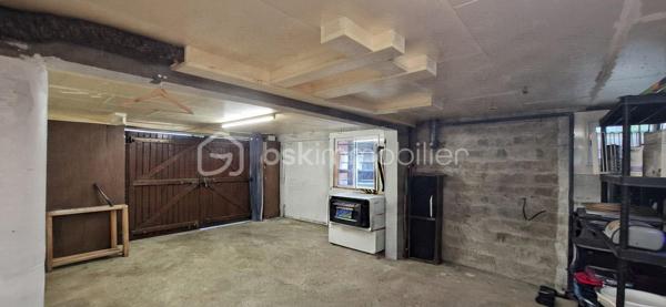 Dax – À deux pas de toutes les commodités, dans un environnement résidentiel paisible et calme, venez découvrir cette charmante maison de plain-pied de 94 m² entièrement rénovée, édifiée sur un terrain plat, clos et arboré de 638 m².

- Les atouts de cette maison :
Entièrement rénovée avec goût,  elle se compose : 
D'une spacieuse pièce de vie lumineuse avec cheminée à insert, 
Une cuisine semi ouverte, aménagée et équipée, prête à accueillir vos repas en famille, 
Trois chambres confortables,
Une salle de bain, 
Un WC séparé.
Un sous-sol complet de 94 m², offrant de nombreuses possibilités : atelier, rangement, stationnement…
Véranda de 11 m² avec vue sur le jardin arrière, idéale pour profiter du soleil toute l’année 
Dépendance de 25 m² aménagée en cuisine d’été +  garage supplémentaire.

- Côté confort :
Chaudière gaz à condensation récente (3 ans)
2 panneaux solaires pour la production d’eau chaude sanitaire en été
Climatisation réversible dans la pièce de vie (installée en 2015)
Bonne isolation thermique
Construction de qualité datant de 1978

- Un extérieur parfaitement entretenu, calme, verdoyant, et sans vis-à-vis – un vrai petit havre de paix à proximité immédiate des commerces, transports, écoles et du centre-ville !
Une maison fonctionnelle, bien entretenue et prête à vivre. La campagne à la ville...
À visiter sans tarder !