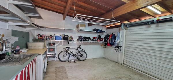 Dax – À deux pas de toutes les commodités, dans un environnement résidentiel paisible et calme, venez découvrir cette charmante maison de plain-pied de 94 m² entièrement rénovée, édifiée sur un terrain plat, clos et arboré de 638 m².

- Les atouts de cette maison :
Entièrement rénovée avec goût,  elle se compose : 
D'une spacieuse pièce de vie lumineuse avec cheminée à insert, 
Une cuisine semi ouverte, aménagée et équipée, prête à accueillir vos repas en famille, 
Trois chambres confortables,
Une salle de bain, 
Un WC séparé.
Un sous-sol complet de 94 m², offrant de nombreuses possibilités : atelier, rangement, stationnement…
Véranda de 11 m² avec vue sur le jardin arrière, idéale pour profiter du soleil toute l’année 
Dépendance de 25 m² aménagée en cuisine d’été +  garage supplémentaire.

- Côté confort :
Chaudière gaz à condensation récente (3 ans)
2 panneaux solaires pour la production d’eau chaude sanitaire en été
Climatisation réversible dans la pièce de vie (installée en 2015)
Bonne isolation thermique
Construction de qualité datant de 1978

- Un extérieur parfaitement entretenu, calme, verdoyant, et sans vis-à-vis – un vrai petit havre de paix à proximité immédiate des commerces, transports, écoles et du centre-ville !
Une maison fonctionnelle, bien entretenue et prête à vivre. La campagne à la ville...
À visiter sans tarder !