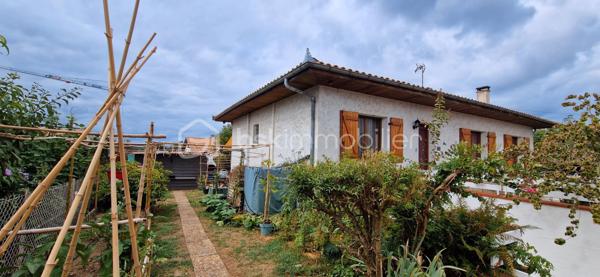 Dax – À deux pas de toutes les commodités, dans un environnement résidentiel paisible et calme, venez découvrir cette charmante maison de plain-pied de 94 m² entièrement rénovée, édifiée sur un terrain plat, clos et arboré de 638 m².

- Les atouts de cette maison :
Entièrement rénovée avec goût,  elle se compose : 
D'une spacieuse pièce de vie lumineuse avec cheminée à insert, 
Une cuisine semi ouverte, aménagée et équipée, prête à accueillir vos repas en famille, 
Trois chambres confortables,
Une salle de bain, 
Un WC séparé.
Un sous-sol complet de 94 m², offrant de nombreuses possibilités : atelier, rangement, stationnement…
Véranda de 11 m² avec vue sur le jardin arrière, idéale pour profiter du soleil toute l’année 
Dépendance de 25 m² aménagée en cuisine d’été +  garage supplémentaire.

- Côté confort :
Chaudière gaz à condensation récente (3 ans)
2 panneaux solaires pour la production d’eau chaude sanitaire en été
Climatisation réversible dans la pièce de vie (installée en 2015)
Bonne isolation thermique
Construction de qualité datant de 1978

- Un extérieur parfaitement entretenu, calme, verdoyant, et sans vis-à-vis – un vrai petit havre de paix à proximité immédiate des commerces, transports, écoles et du centre-ville !
Une maison fonctionnelle, bien entretenue et prête à vivre. La campagne à la ville...
À visiter sans tarder !