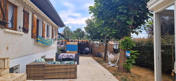 Dax – À deux pas de toutes les commodités, dans un environnement résidentiel paisible et calme, venez découvrir cette charmante maison de plain-pied de 94 m² entièrement rénovée, édifiée sur un terrain plat, clos et arboré de 638 m².

- Les atouts de cette maison :
Entièrement rénovée avec goût,  elle se compose : 
D'une spacieuse pièce de vie lumineuse avec cheminée à insert, 
Une cuisine semi ouverte, aménagée et équipée, prête à accueillir vos repas en famille, 
Trois chambres confortables,
Une salle de bain, 
Un WC séparé.
Un sous-sol complet de 94 m², offrant de nombreuses possibilités : atelier, rangement, stationnement…
Véranda de 11 m² avec vue sur le jardin arrière, idéale pour profiter du soleil toute l’année 
Dépendance de 25 m² aménagée en cuisine d’été +  garage supplémentaire.

- Côté confort :
Chaudière gaz à condensation récente (3 ans)
2 panneaux solaires pour la production d’eau chaude sanitaire en été
Climatisation réversible dans la pièce de vie (installée en 2015)
Bonne isolation thermique
Construction de qualité datant de 1978

- Un extérieur parfaitement entretenu, calme, verdoyant, et sans vis-à-vis – un vrai petit havre de paix à proximité immédiate des commerces, transports, écoles et du centre-ville !
Une maison fonctionnelle, bien entretenue et prête à vivre. La campagne à la ville...
À visiter sans tarder !