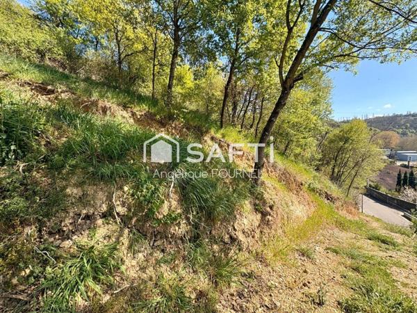 Terrain constructible de 2270 m² viabilisé