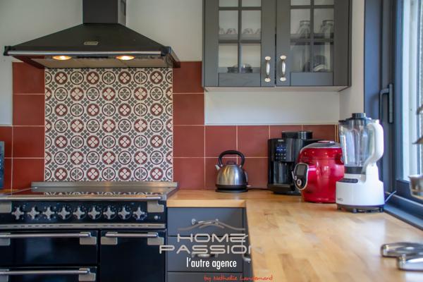 Maison
                                                                                                                                                                                                                                                                                                                        6 pièce(s)                                                                                                                                                                                                          3 chambre(s)                                                                                                                                                                                                          143  m²