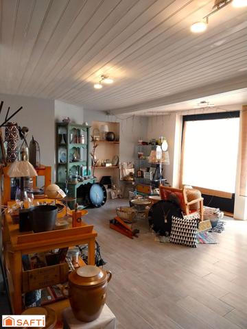 Cette maison de bourg séduit par le charme de la pierre, sa surface généreuse et son fort potentiel.