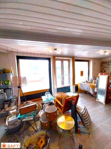 Cette maison de bourg séduit par le charme de la pierre, sa surface généreuse et son fort potentiel.