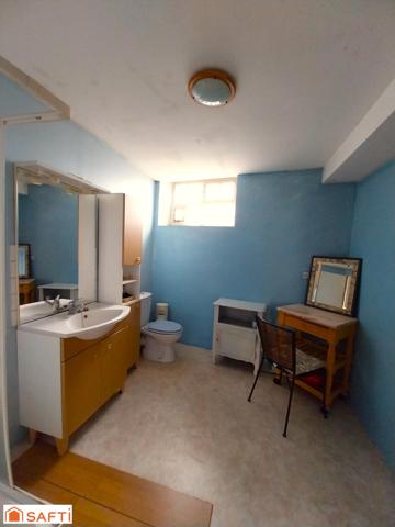 Cette maison de bourg séduit par le charme de la pierre, sa surface généreuse et son fort potentiel.