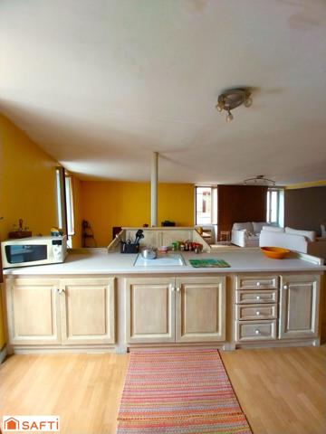 Cette maison de bourg séduit par le charme de la pierre, sa surface généreuse et son fort potentiel.