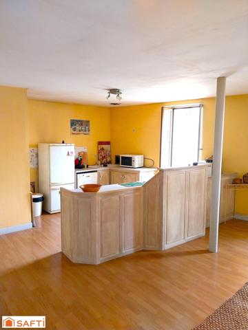 Cette maison de bourg séduit par le charme de la pierre, sa surface généreuse et son fort potentiel.