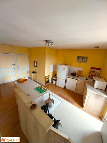 Cette maison de bourg séduit par le charme de la pierre, sa surface généreuse et son fort potentiel.