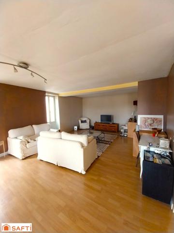 Cette maison de bourg séduit par le charme de la pierre, sa surface généreuse et son fort potentiel.