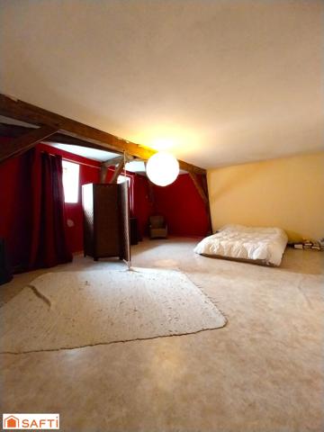 Cette maison de bourg séduit par le charme de la pierre, sa surface généreuse et son fort potentiel.