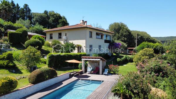 Dans un environnement verdoyant et avec des vues remarquables sur les Albères et le Pont du Diable, à 5 minutes du centre ville de Céret, cette villa vous offre un cadre de vie de nature tout en bénéficiant de la proximité de tous les services.
Édifiée sur un terrain de 2291 m2 auquel s’ajoutent 2 parcelles paysagères en espaliers de 1036 m2 et de 256 m2, la villa séduit par ses volumes généreux de 197,5 m2 habitables 
et 273 m2 utiles, ainsi que ses espaces espaces extérieurs sur plusieurs niveaux.
Au rez de chaussée, l’entrée s’ouvre sur l’espace de vie de 67 m2 incluant le séjour et sa cheminée exceptionnelle en pierre, le salon et la loggia aux vues splendides, ainsi qu’une grande cuisine déjeunatoire de 16 m2. 
L’espace nuit s’articule autour d’un couloir et ses rangements, avec 3 grandes chambres parquetées de 20, 13, 13 m2. 
Une salle d’eau/wc et des toilettes séparées complètent le rez de chaussée.
Au rez de jardin un studio indépendant de 29m2 avec coin cuisine, salle d’eau avec WC, et terrasse extérieure donnant sur la piscine. 
Idéal pour une grande famille ou l’opportunité de revenus locatifs.
Coté pratique, 3 espaces, cave, rangement, et cellier (54 m2 au total) et le garage de 21 m2 répondent à tous besoins de surface complémentaire.
À l’extérieur, une belle piscine de 9m x 3,5m, avec pompe à chaleur et volet électrique, d’un pool house couvert et d’une terrasse invitant à la convivialité dans une ambiance chaleureuse.
Offrant des vues dégagées sur le jardin et les Albères, un espace extérieur couvert de 44 m2 abrite un coin repas et un salon d’été parfaits pour partager des moments conviviaux.
La villa bénéficie de nombreux équipements rénovés :
Cuisine, salle d’eau et WC, piscine, toiture des 2 abris extérieurs, climatisation et pompes à chaleur, porte automatique de garage, motorisation des portails, volets roulants, alarme, loggia.
L’eau chaude est produite par des panneaux solaires.
La présence de 2 sources sur le terrain est un atout appréciable.
Stationnement pour plusieurs voitures.
Ce bien chaleureux et fonctionnel, bénéficiant de vues dégagées, est idéalement situé et agréable toute l’année