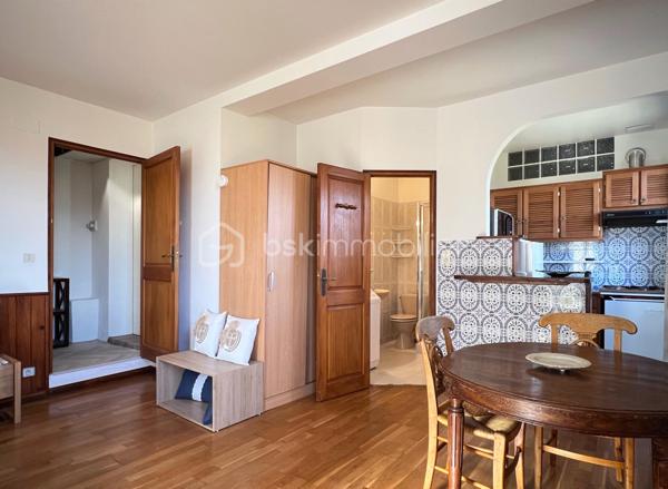 Dans un environnement verdoyant et avec des vues remarquables sur les Albères et le Pont du Diable, à 5 minutes du centre ville de Céret, cette villa vous offre un cadre de vie de nature tout en bénéficiant de la proximité de tous les services.
Édifiée sur un terrain de 2291 m2 auquel s’ajoutent 2 parcelles paysagères en espaliers de 1036 m2 et de 256 m2, la villa séduit par ses volumes généreux de 197,5 m2 habitables 
et 273 m2 utiles, ainsi que ses espaces espaces extérieurs sur plusieurs niveaux.
Au rez de chaussée, l’entrée s’ouvre sur l’espace de vie de 67 m2 incluant le séjour et sa cheminée exceptionnelle en pierre, le salon et la loggia aux vues splendides, ainsi qu’une grande cuisine déjeunatoire de 16 m2. 
L’espace nuit s’articule autour d’un couloir et ses rangements, avec 3 grandes chambres parquetées de 20, 13, 13 m2. 
Une salle d’eau/wc et des toilettes séparées complètent le rez de chaussée.
Au rez de jardin un studio indépendant de 29m2 avec coin cuisine, salle d’eau avec WC, et terrasse extérieure donnant sur la piscine. 
Idéal pour une grande famille ou l’opportunité de revenus locatifs.
Coté pratique, 3 espaces, cave, rangement, et cellier (54 m2 au total) et le garage de 21 m2 répondent à tous besoins de surface complémentaire.
À l’extérieur, une belle piscine de 9m x 3,5m, avec pompe à chaleur et volet électrique, d’un pool house couvert et d’une terrasse invitant à la convivialité dans une ambiance chaleureuse.
Offrant des vues dégagées sur le jardin et les Albères, un espace extérieur couvert de 44 m2 abrite un coin repas et un salon d’été parfaits pour partager des moments conviviaux.
La villa bénéficie de nombreux équipements rénovés :
Cuisine, salle d’eau et WC, piscine, toiture des 2 abris extérieurs, climatisation et pompes à chaleur, porte automatique de garage, motorisation des portails, volets roulants, alarme, loggia.
L’eau chaude est produite par des panneaux solaires.
La présence de 2 sources sur le terrain est un atout appréciable.
Stationnement pour plusieurs voitures.
Ce bien chaleureux et fonctionnel, bénéficiant de vues dégagées, est idéalement situé et agréable toute l’année