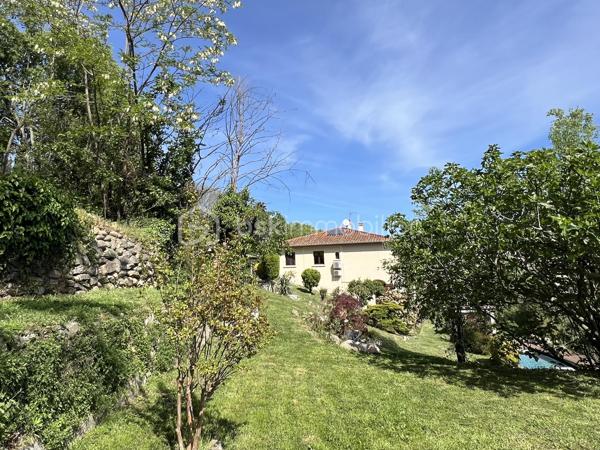 Dans un environnement verdoyant et avec des vues remarquables sur les Albères et le Pont du Diable, à 5 minutes du centre ville de Céret, cette villa vous offre un cadre de vie de nature tout en bénéficiant de la proximité de tous les services.
Édifiée sur un terrain de 2291 m2 auquel s’ajoutent 2 parcelles paysagères en espaliers de 1036 m2 et de 256 m2, la villa séduit par ses volumes généreux de 197,5 m2 habitables 
et 273 m2 utiles, ainsi que ses espaces espaces extérieurs sur plusieurs niveaux.
Au rez de chaussée, l’entrée s’ouvre sur l’espace de vie de 67 m2 incluant le séjour et sa cheminée exceptionnelle en pierre, le salon et la loggia aux vues splendides, ainsi qu’une grande cuisine déjeunatoire de 16 m2. 
L’espace nuit s’articule autour d’un couloir et ses rangements, avec 3 grandes chambres parquetées de 20, 13, 13 m2. 
Une salle d’eau/wc et des toilettes séparées complètent le rez de chaussée.
Au rez de jardin un studio indépendant de 29m2 avec coin cuisine, salle d’eau avec WC, et terrasse extérieure donnant sur la piscine. 
Idéal pour une grande famille ou l’opportunité de revenus locatifs.
Coté pratique, 3 espaces, cave, rangement, et cellier (54 m2 au total) et le garage de 21 m2 répondent à tous besoins de surface complémentaire.
À l’extérieur, une belle piscine de 9m x 3,5m, avec pompe à chaleur et volet électrique, d’un pool house couvert et d’une terrasse invitant à la convivialité dans une ambiance chaleureuse.
Offrant des vues dégagées sur le jardin et les Albères, un espace extérieur couvert de 44 m2 abrite un coin repas et un salon d’été parfaits pour partager des moments conviviaux.
La villa bénéficie de nombreux équipements rénovés :
Cuisine, salle d’eau et WC, piscine, toiture des 2 abris extérieurs, climatisation et pompes à chaleur, porte automatique de garage, motorisation des portails, volets roulants, alarme, loggia.
L’eau chaude est produite par des panneaux solaires.
La présence de 2 sources sur le terrain est un atout appréciable.
Stationnement pour plusieurs voitures.
Ce bien chaleureux et fonctionnel, bénéficiant de vues dégagées, est idéalement situé et agréable toute l’année