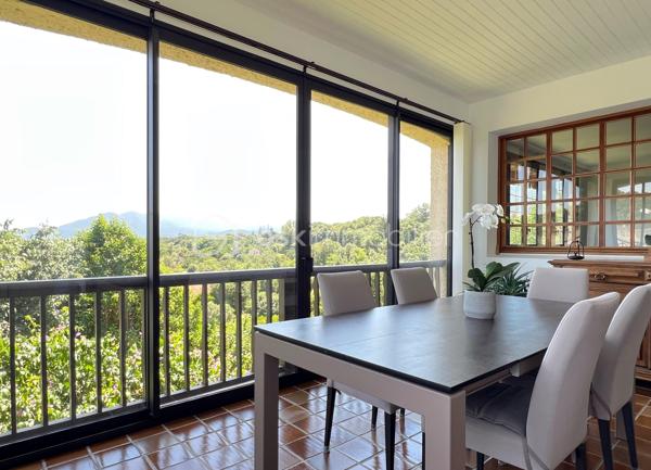 Dans un environnement verdoyant et avec des vues remarquables sur les Albères et le Pont du Diable, à 5 minutes du centre ville de Céret, cette villa vous offre un cadre de vie de nature tout en bénéficiant de la proximité de tous les services.
Édifiée sur un terrain de 2291 m2 auquel s’ajoutent 2 parcelles paysagères en espaliers de 1036 m2 et de 256 m2, la villa séduit par ses volumes généreux de 197,5 m2 habitables 
et 273 m2 utiles, ainsi que ses espaces espaces extérieurs sur plusieurs niveaux.
Au rez de chaussée, l’entrée s’ouvre sur l’espace de vie de 67 m2 incluant le séjour et sa cheminée exceptionnelle en pierre, le salon et la loggia aux vues splendides, ainsi qu’une grande cuisine déjeunatoire de 16 m2. 
L’espace nuit s’articule autour d’un couloir et ses rangements, avec 3 grandes chambres parquetées de 20, 13, 13 m2. 
Une salle d’eau/wc et des toilettes séparées complètent le rez de chaussée.
Au rez de jardin un studio indépendant de 29m2 avec coin cuisine, salle d’eau avec WC, et terrasse extérieure donnant sur la piscine. 
Idéal pour une grande famille ou l’opportunité de revenus locatifs.
Coté pratique, 3 espaces, cave, rangement, et cellier (54 m2 au total) et le garage de 21 m2 répondent à tous besoins de surface complémentaire.
À l’extérieur, une belle piscine de 9m x 3,5m, avec pompe à chaleur et volet électrique, d’un pool house couvert et d’une terrasse invitant à la convivialité dans une ambiance chaleureuse.
Offrant des vues dégagées sur le jardin et les Albères, un espace extérieur couvert de 44 m2 abrite un coin repas et un salon d’été parfaits pour partager des moments conviviaux.
La villa bénéficie de nombreux équipements rénovés :
Cuisine, salle d’eau et WC, piscine, toiture des 2 abris extérieurs, climatisation et pompes à chaleur, porte automatique de garage, motorisation des portails, volets roulants, alarme, loggia.
L’eau chaude est produite par des panneaux solaires.
La présence de 2 sources sur le terrain est un atout appréciable.
Stationnement pour plusieurs voitures.
Ce bien chaleureux et fonctionnel, bénéficiant de vues dégagées, est idéalement situé et agréable toute l’année