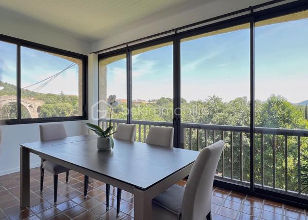 Dans un environnement verdoyant et avec des vues remarquables sur les Albères et le Pont du Diable, à 5 minutes du centre ville de Céret, cette villa vous offre un cadre de vie de nature tout en bénéficiant de la proximité de tous les services.
Édifiée sur un terrain de 2291 m2 auquel s’ajoutent 2 parcelles paysagères en espaliers de 1036 m2 et de 256 m2, la villa séduit par ses volumes généreux de 197,5 m2 habitables 
et 273 m2 utiles, ainsi que ses espaces espaces extérieurs sur plusieurs niveaux.
Au rez de chaussée, l’entrée s’ouvre sur l’espace de vie de 67 m2 incluant le séjour et sa cheminée exceptionnelle en pierre, le salon et la loggia aux vues splendides, ainsi qu’une grande cuisine déjeunatoire de 16 m2. 
L’espace nuit s’articule autour d’un couloir et ses rangements, avec 3 grandes chambres parquetées de 20, 13, 13 m2. 
Une salle d’eau/wc et des toilettes séparées complètent le rez de chaussée.
Au rez de jardin un studio indépendant de 29m2 avec coin cuisine, salle d’eau avec WC, et terrasse extérieure donnant sur la piscine. 
Idéal pour une grande famille ou l’opportunité de revenus locatifs.
Coté pratique, 3 espaces, cave, rangement, et cellier (54 m2 au total) et le garage de 21 m2 répondent à tous besoins de surface complémentaire.
À l’extérieur, une belle piscine de 9m x 3,5m, avec pompe à chaleur et volet électrique, d’un pool house couvert et d’une terrasse invitant à la convivialité dans une ambiance chaleureuse.
Offrant des vues dégagées sur le jardin et les Albères, un espace extérieur couvert de 44 m2 abrite un coin repas et un salon d’été parfaits pour partager des moments conviviaux.
La villa bénéficie de nombreux équipements rénovés :
Cuisine, salle d’eau et WC, piscine, toiture des 2 abris extérieurs, climatisation et pompes à chaleur, porte automatique de garage, motorisation des portails, volets roulants, alarme, loggia.
L’eau chaude est produite par des panneaux solaires.
La présence de 2 sources sur le terrain est un atout appréciable.
Stationnement pour plusieurs voitures.
Ce bien chaleureux et fonctionnel, bénéficiant de vues dégagées, est idéalement situé et agréable toute l’année
