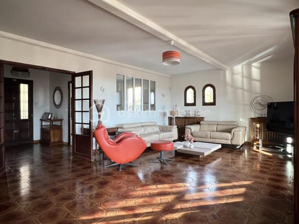 Dans un environnement verdoyant et avec des vues remarquables sur les Albères et le Pont du Diable, à 5 minutes du centre ville de Céret, cette villa vous offre un cadre de vie de nature tout en bénéficiant de la proximité de tous les services.
Édifiée sur un terrain de 2291 m2 auquel s’ajoutent 2 parcelles paysagères en espaliers de 1036 m2 et de 256 m2, la villa séduit par ses volumes généreux de 197,5 m2 habitables 
et 273 m2 utiles, ainsi que ses espaces espaces extérieurs sur plusieurs niveaux.
Au rez de chaussée, l’entrée s’ouvre sur l’espace de vie de 67 m2 incluant le séjour et sa cheminée exceptionnelle en pierre, le salon et la loggia aux vues splendides, ainsi qu’une grande cuisine déjeunatoire de 16 m2. 
L’espace nuit s’articule autour d’un couloir et ses rangements, avec 3 grandes chambres parquetées de 20, 13, 13 m2. 
Une salle d’eau/wc et des toilettes séparées complètent le rez de chaussée.
Au rez de jardin un studio indépendant de 29m2 avec coin cuisine, salle d’eau avec WC, et terrasse extérieure donnant sur la piscine. 
Idéal pour une grande famille ou l’opportunité de revenus locatifs.
Coté pratique, 3 espaces, cave, rangement, et cellier (54 m2 au total) et le garage de 21 m2 répondent à tous besoins de surface complémentaire.
À l’extérieur, une belle piscine de 9m x 3,5m, avec pompe à chaleur et volet électrique, d’un pool house couvert et d’une terrasse invitant à la convivialité dans une ambiance chaleureuse.
Offrant des vues dégagées sur le jardin et les Albères, un espace extérieur couvert de 44 m2 abrite un coin repas et un salon d’été parfaits pour partager des moments conviviaux.
La villa bénéficie de nombreux équipements rénovés :
Cuisine, salle d’eau et WC, piscine, toiture des 2 abris extérieurs, climatisation et pompes à chaleur, porte automatique de garage, motorisation des portails, volets roulants, alarme, loggia.
L’eau chaude est produite par des panneaux solaires.
La présence de 2 sources sur le terrain est un atout appréciable.
Stationnement pour plusieurs voitures.
Ce bien chaleureux et fonctionnel, bénéficiant de vues dégagées, est idéalement situé et agréable toute l’année