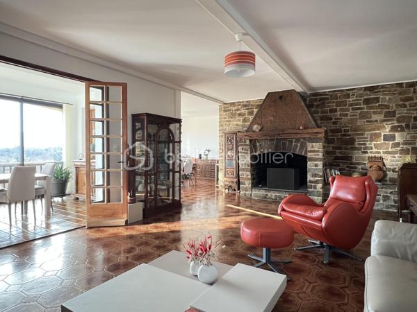 Dans un environnement verdoyant et avec des vues remarquables sur les Albères et le Pont du Diable, à 5 minutes du centre ville de Céret, cette villa vous offre un cadre de vie de nature tout en bénéficiant de la proximité de tous les services.
Édifiée sur un terrain de 2291 m2 auquel s’ajoutent 2 parcelles paysagères en espaliers de 1036 m2 et de 256 m2, la villa séduit par ses volumes généreux de 197,5 m2 habitables 
et 273 m2 utiles, ainsi que ses espaces espaces extérieurs sur plusieurs niveaux.
Au rez de chaussée, l’entrée s’ouvre sur l’espace de vie de 67 m2 incluant le séjour et sa cheminée exceptionnelle en pierre, le salon et la loggia aux vues splendides, ainsi qu’une grande cuisine déjeunatoire de 16 m2. 
L’espace nuit s’articule autour d’un couloir et ses rangements, avec 3 grandes chambres parquetées de 20, 13, 13 m2. 
Une salle d’eau/wc et des toilettes séparées complètent le rez de chaussée.
Au rez de jardin un studio indépendant de 29m2 avec coin cuisine, salle d’eau avec WC, et terrasse extérieure donnant sur la piscine. 
Idéal pour une grande famille ou l’opportunité de revenus locatifs.
Coté pratique, 3 espaces, cave, rangement, et cellier (54 m2 au total) et le garage de 21 m2 répondent à tous besoins de surface complémentaire.
À l’extérieur, une belle piscine de 9m x 3,5m, avec pompe à chaleur et volet électrique, d’un pool house couvert et d’une terrasse invitant à la convivialité dans une ambiance chaleureuse.
Offrant des vues dégagées sur le jardin et les Albères, un espace extérieur couvert de 44 m2 abrite un coin repas et un salon d’été parfaits pour partager des moments conviviaux.
La villa bénéficie de nombreux équipements rénovés :
Cuisine, salle d’eau et WC, piscine, toiture des 2 abris extérieurs, climatisation et pompes à chaleur, porte automatique de garage, motorisation des portails, volets roulants, alarme, loggia.
L’eau chaude est produite par des panneaux solaires.
La présence de 2 sources sur le terrain est un atout appréciable.
Stationnement pour plusieurs voitures.
Ce bien chaleureux et fonctionnel, bénéficiant de vues dégagées, est idéalement situé et agréable toute l’année
